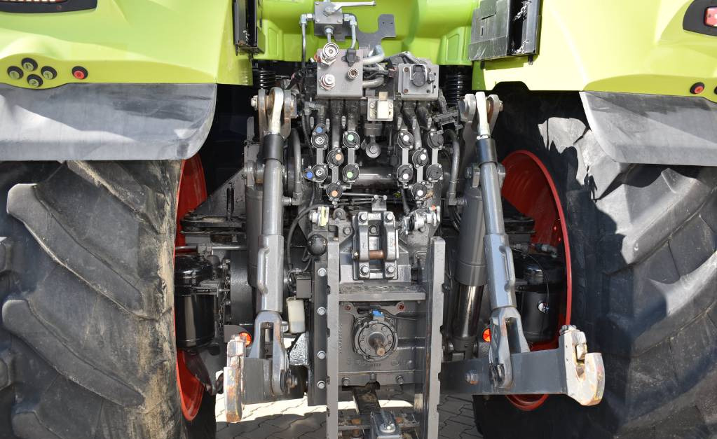 Farm tractor CLAAS Axion 920 Cmatic: picture 15