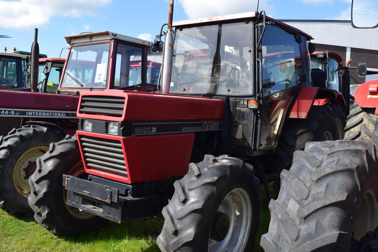 Farm tractor Case-IH 844 XLN: picture 2