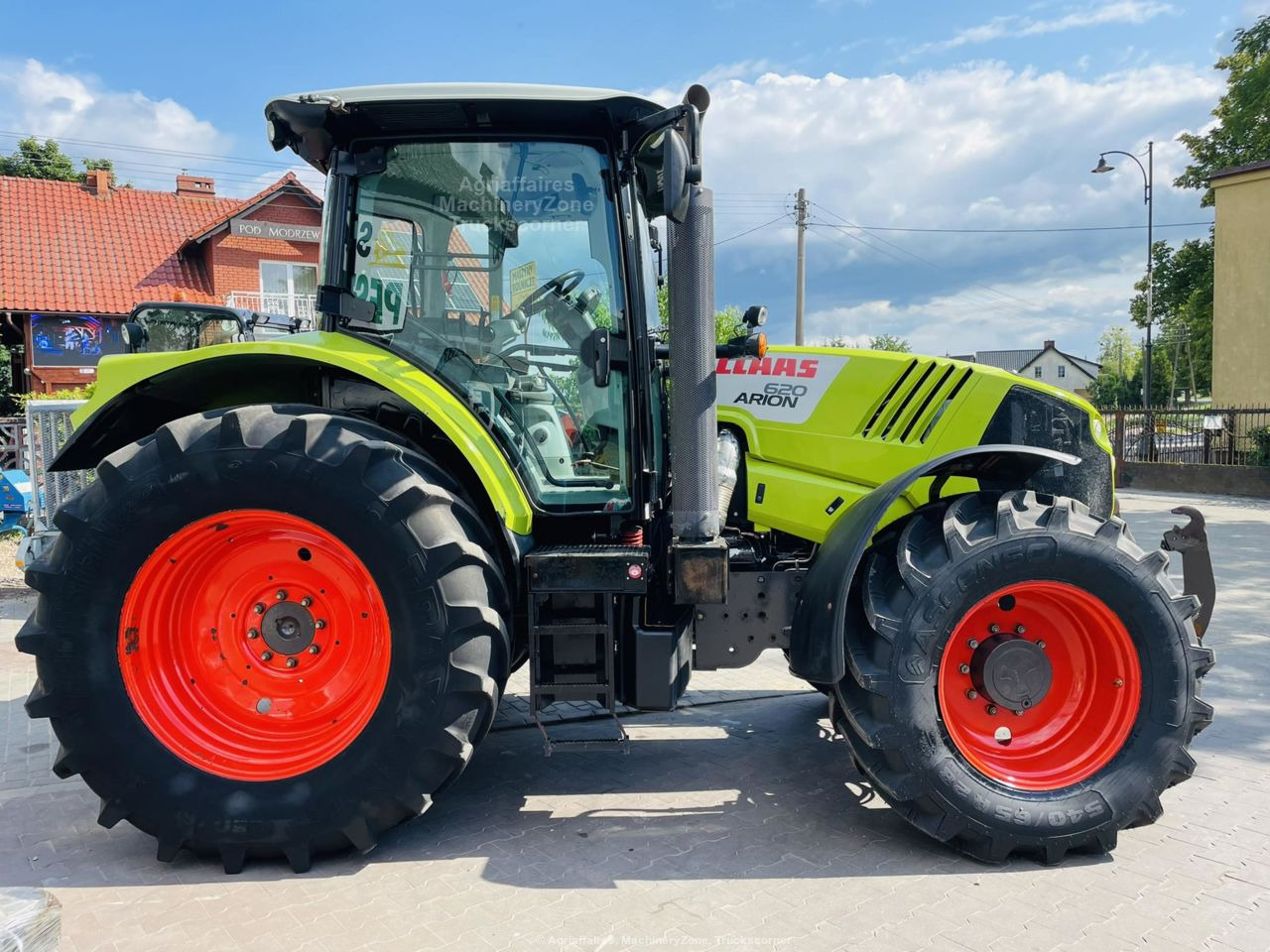 Farm tractor Claas ARION 620: picture 6