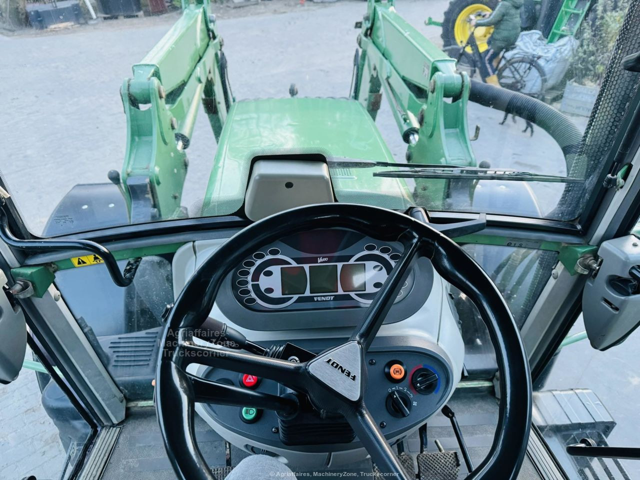 Farm tractor Fendt 310 VARIO: picture 6