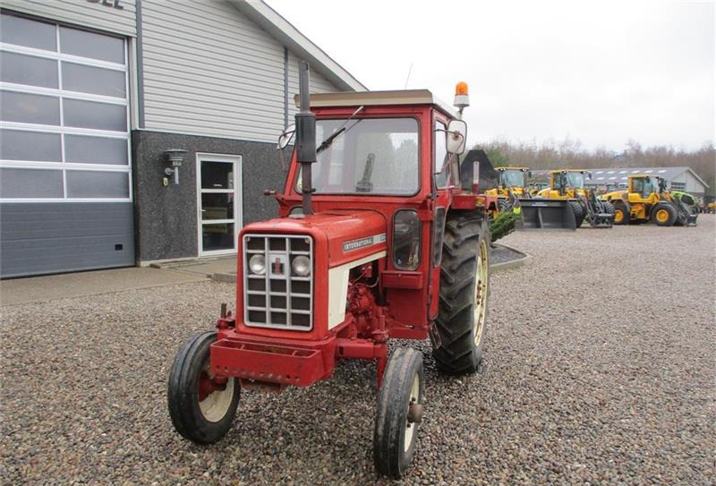 Farm tractor IH 474 En ejers traktor med lukket kabine på: picture 10