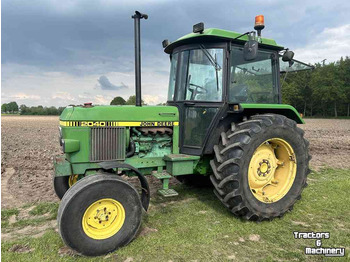 Farm tractor JOHN DEERE 2040