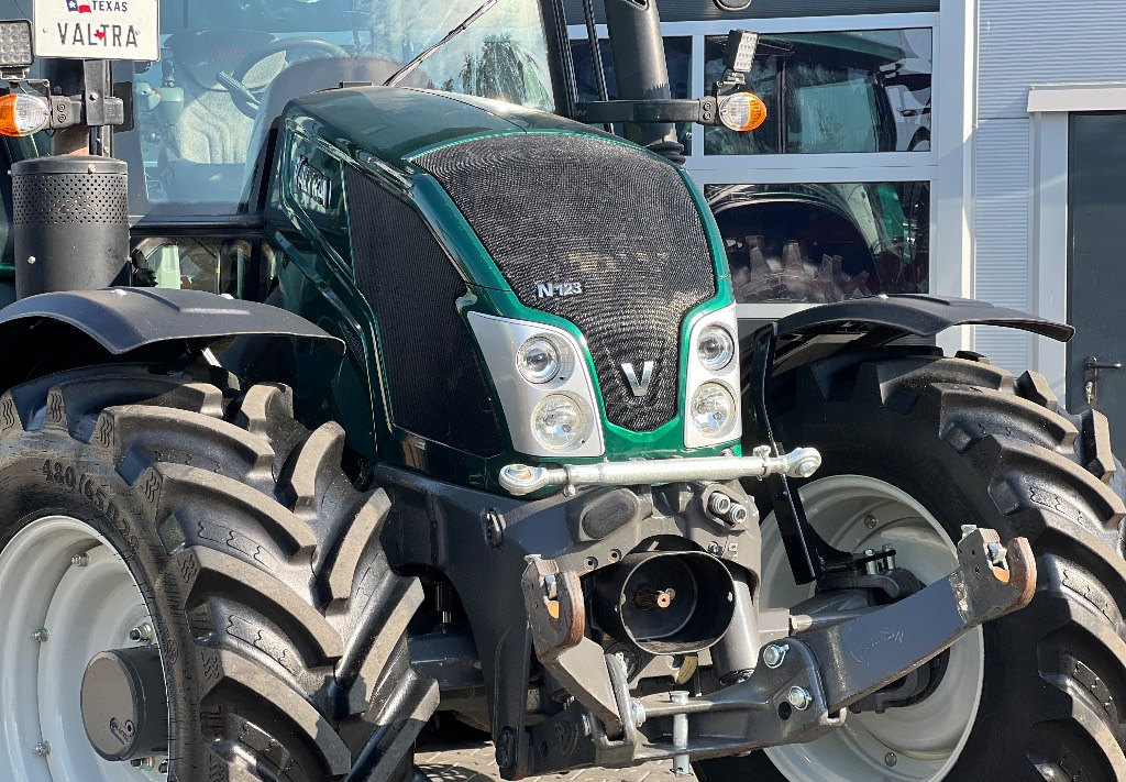 Farm tractor Valtra N 123 H5: picture 3