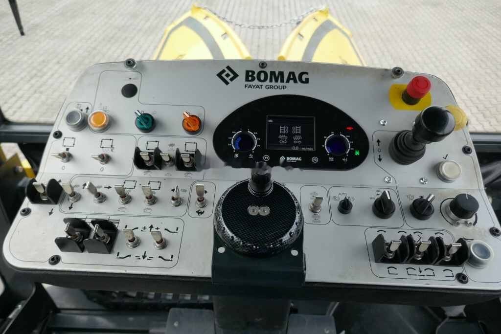 Asphalt paver BOMAG Bomag BF 300C-2 - S340-2: picture 24