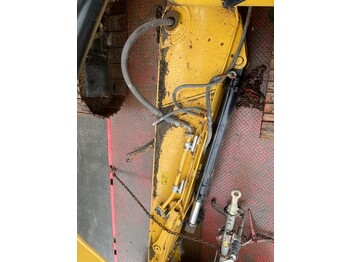 Crawler excavator CATERPILLAR 320GC: picture 4