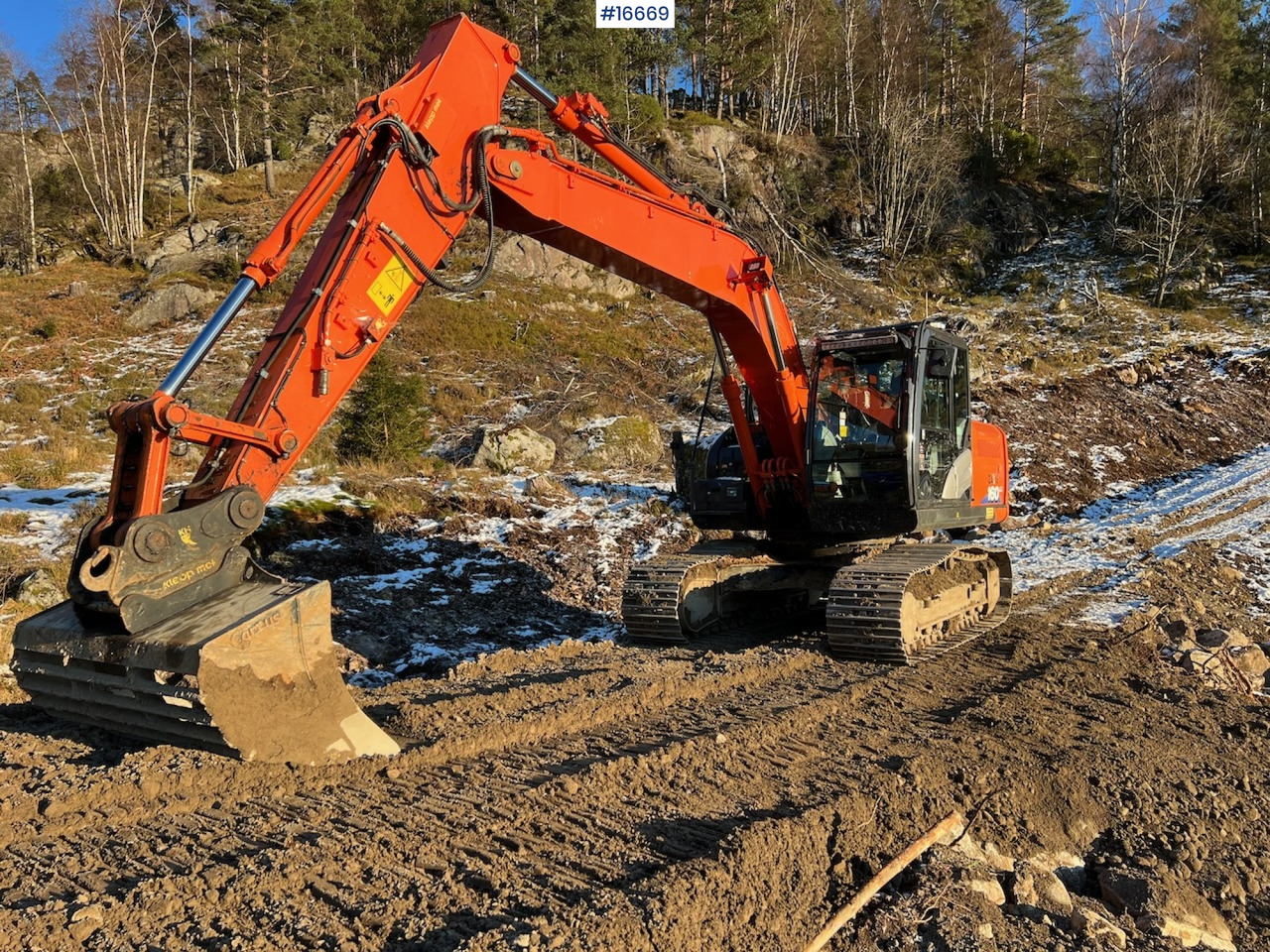 Excavator Hitachi ZX 160 LC-6: picture 4