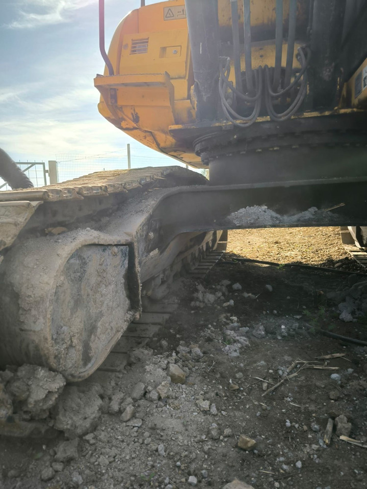 Crawler excavator JCB JS235HD: picture 9