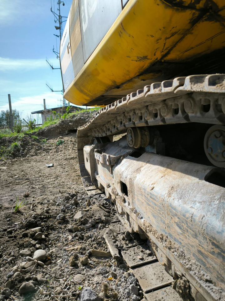 Crawler excavator JCB JS235HD: picture 8