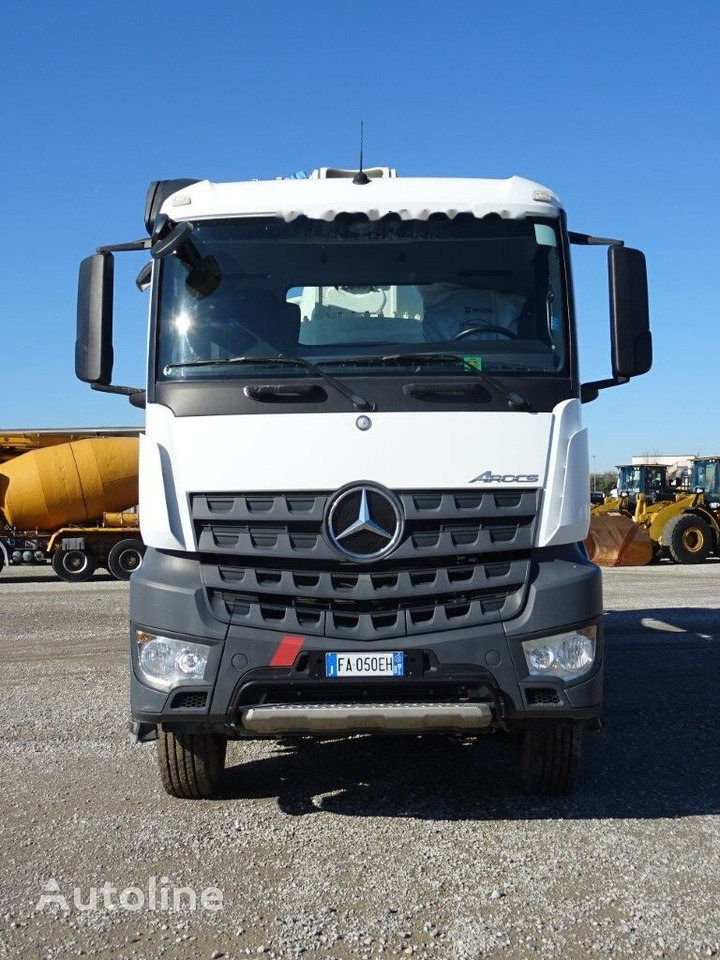 Concrete pump truck Mercedes-Benz AROCS 3240: picture 5