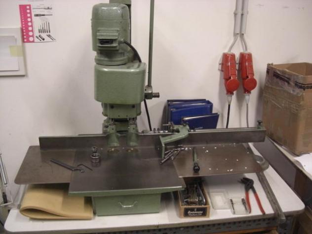 Printing machinery Constantin Hang 136-D Tisch-Papierbohrmaschine: picture 2