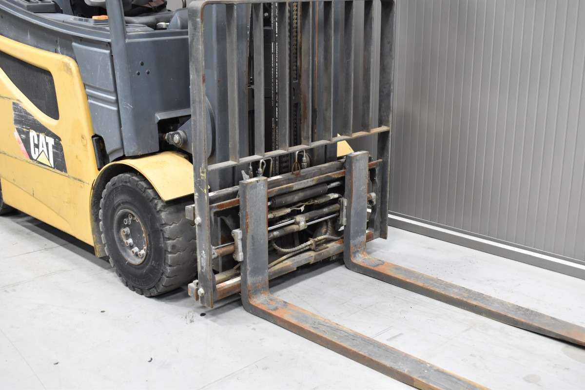 Electric forklift CATERPILLAR 2EP5000: picture 6