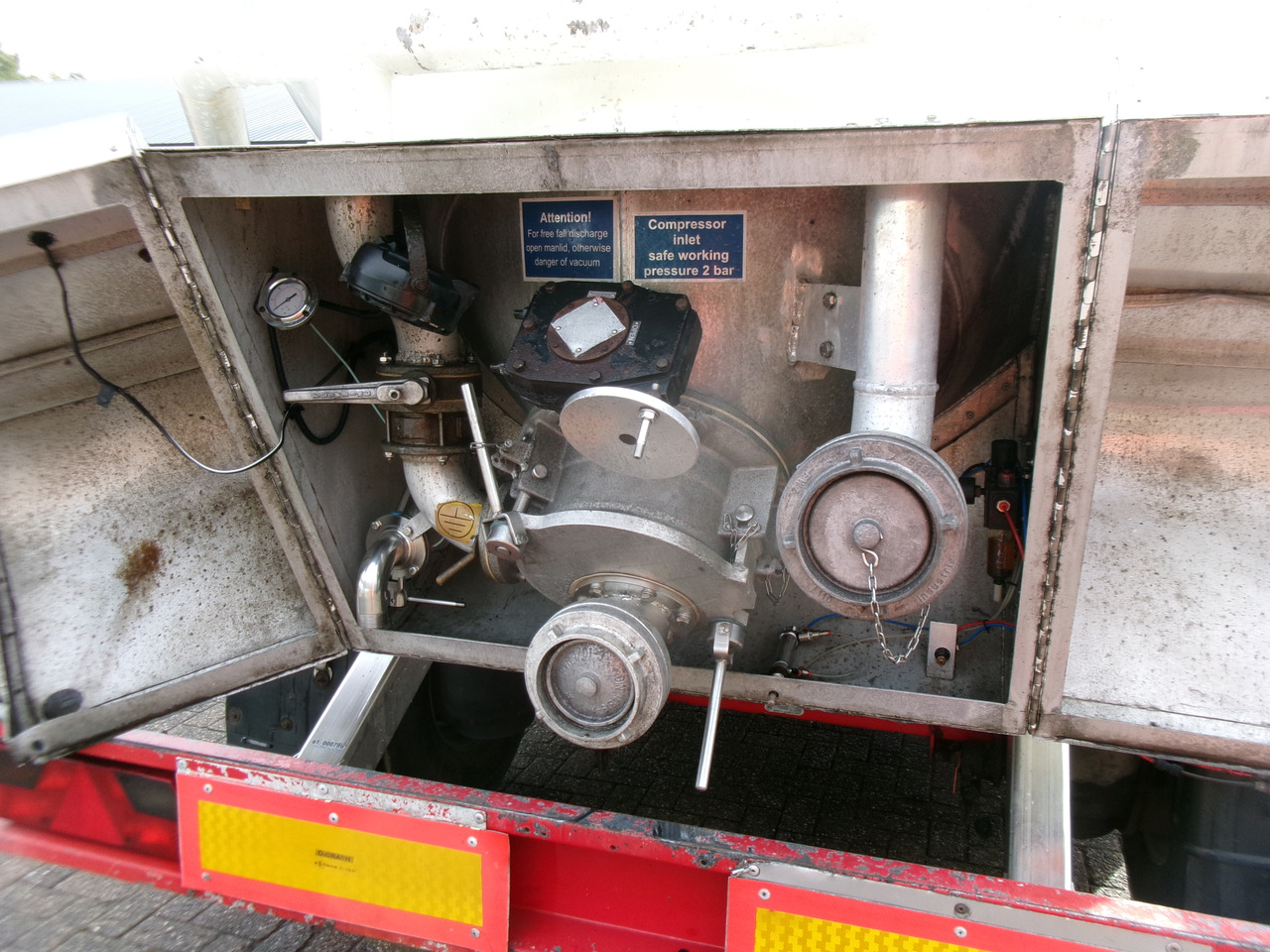 Tank semi-trailer for transportation of flour Feldbinder Powder tank alu 41 m3 (tipping): picture 10