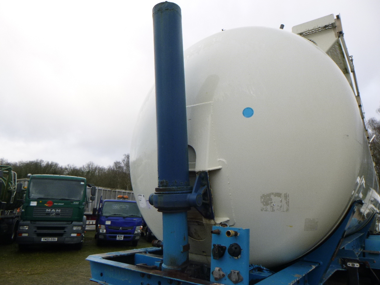 Tank semi-trailer for transportation of flour Feldbinder Powder tank alu 60 m3 (tipping): picture 14