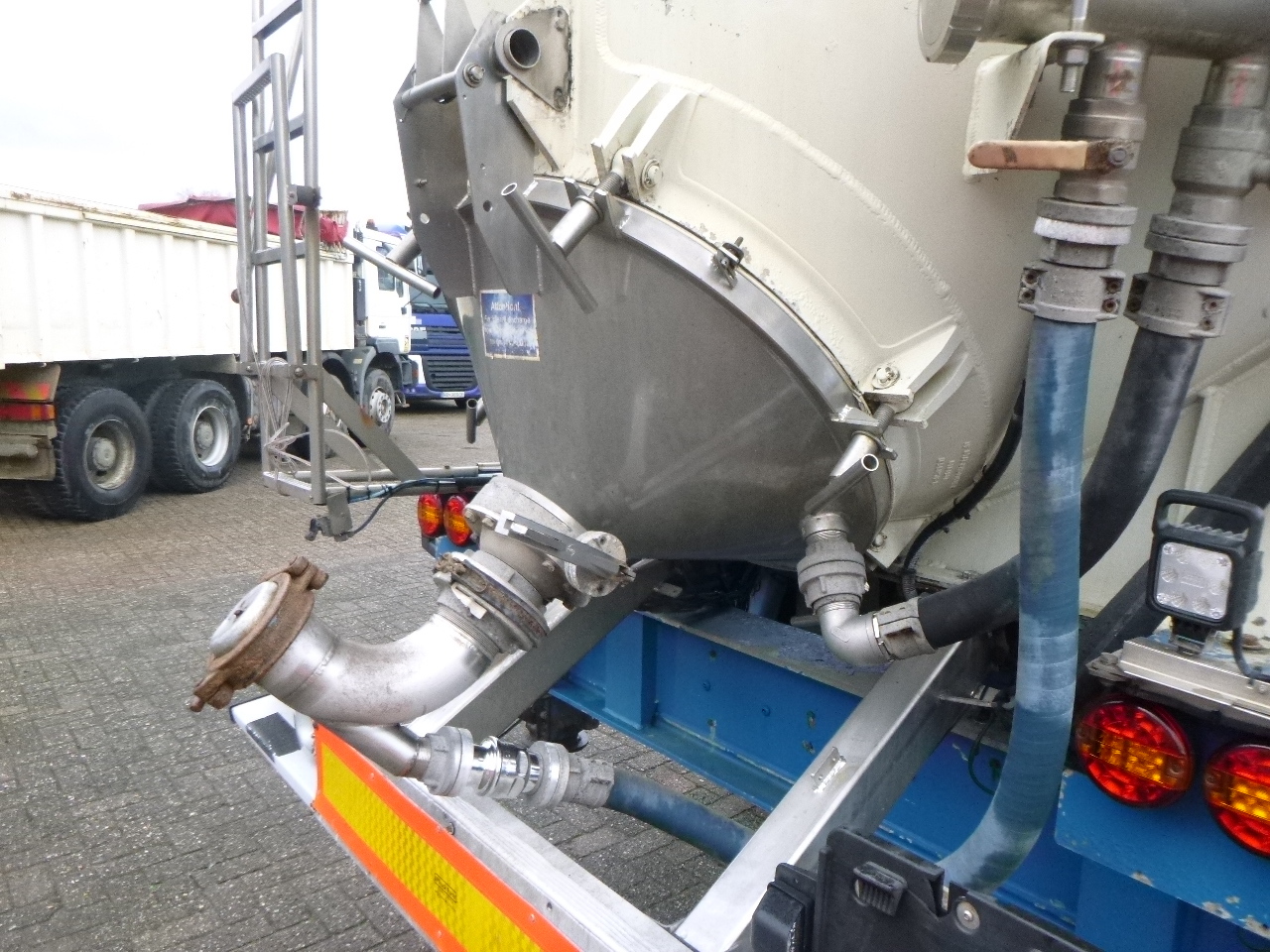 Tank semi-trailer for transportation of flour Feldbinder Powder tank alu 60 m3 (tipping): picture 13