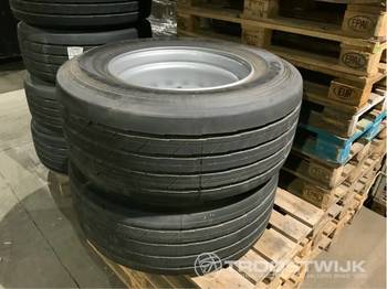 Wheels and tires for Truck Goodyear Regional RHT II: picture 1