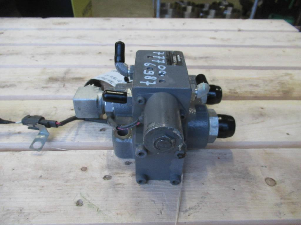 Hydraulic valve for Construction machinery Hitachi 4713713: picture 4