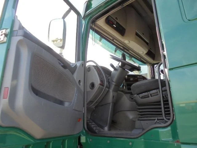 Tractor unit DAF XF 106.460 SUPER SPACE CAB: picture 18