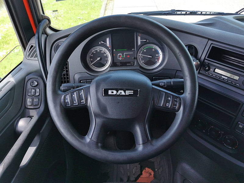 Tractor unit DAF XF 440 spacecab manual: picture 13