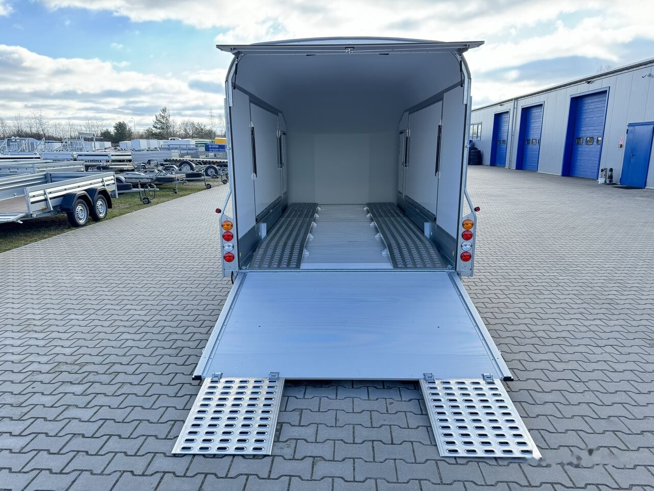Autotransporter trailer Debon C1000 van cargo 3500 kg closed car trailer 500x200cm 2x doors: picture 24