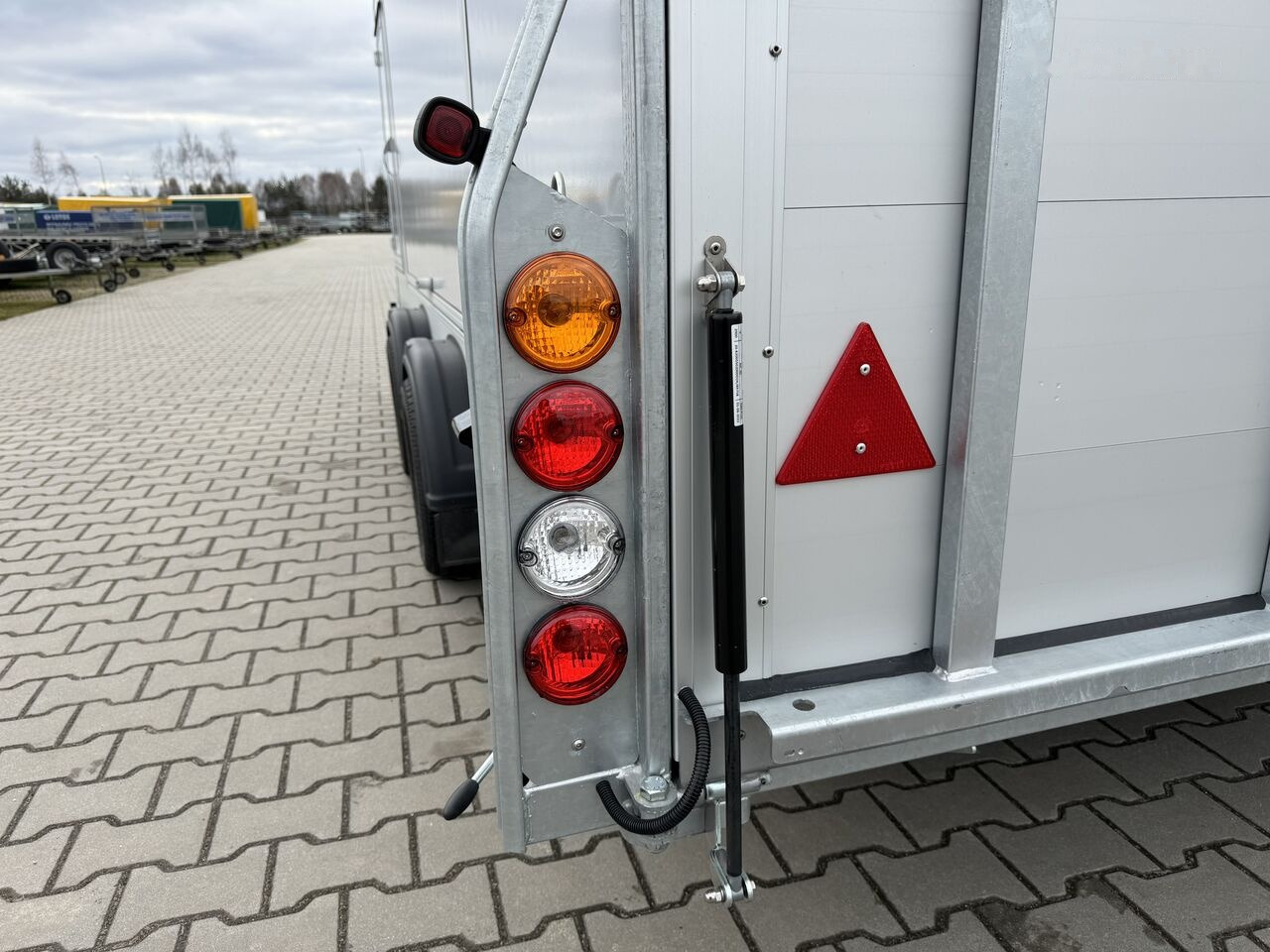 Autotransporter trailer Debon C1000 van cargo 3500 kg closed car trailer 500x200cm 2x doors: picture 10