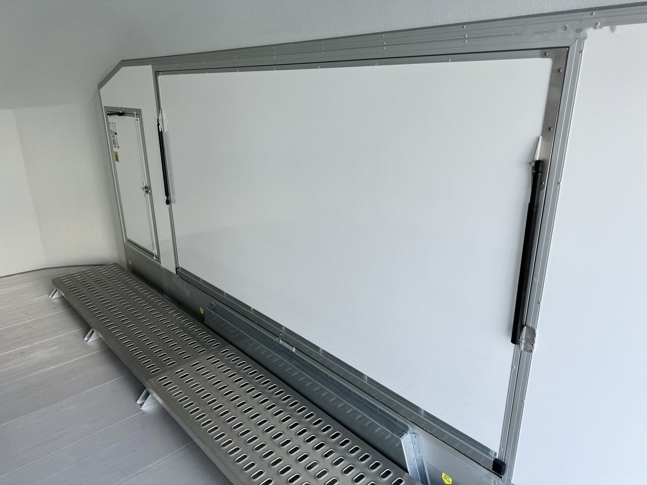 Autotransporter trailer Debon C1000 van cargo 3500 kg closed car trailer 500x200cm 2x doors: picture 26