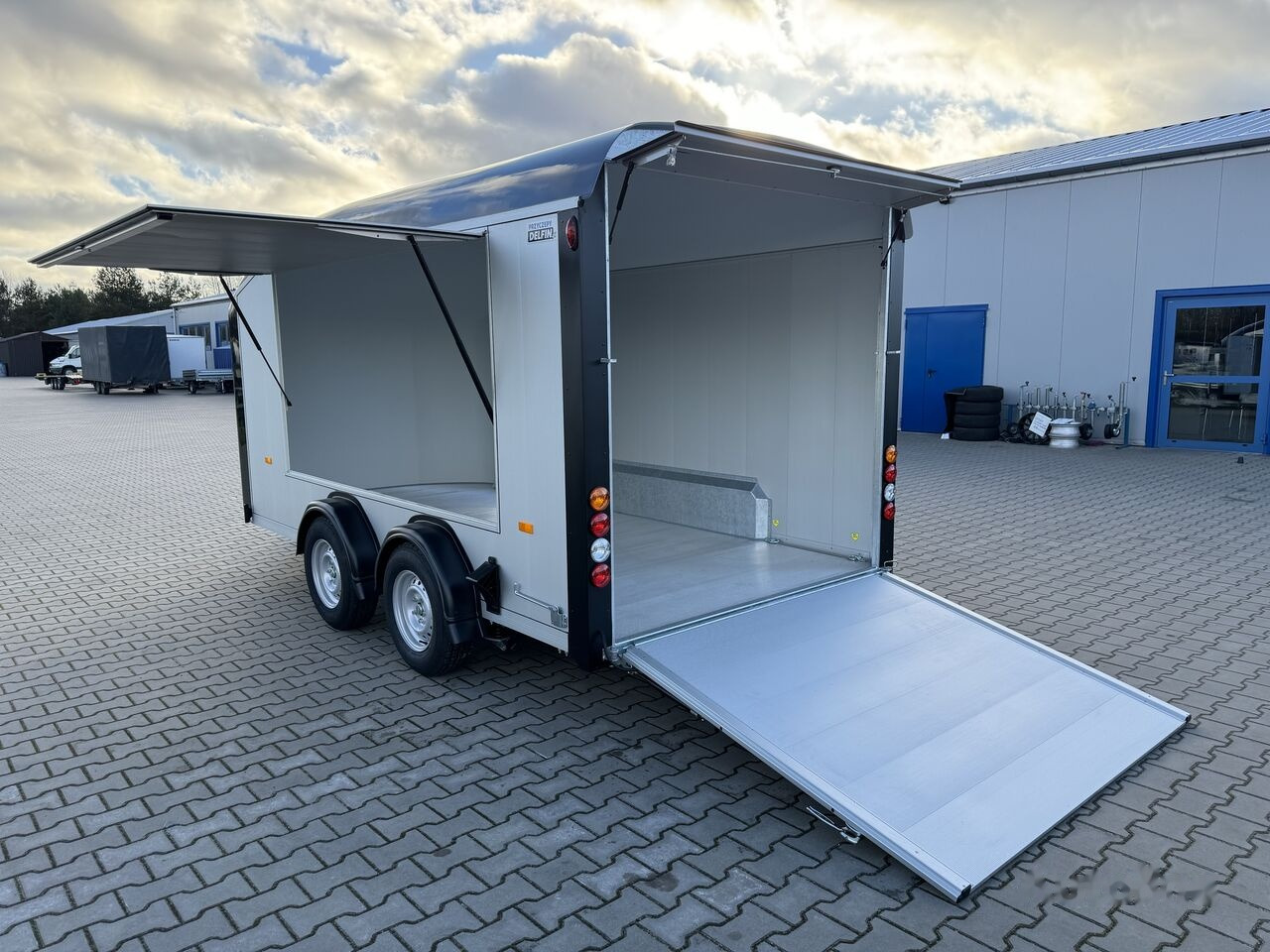 Closed box trailer Debon C800 furgon van trailer 3000 KG GVW car transporter Cheval Debon: picture 4