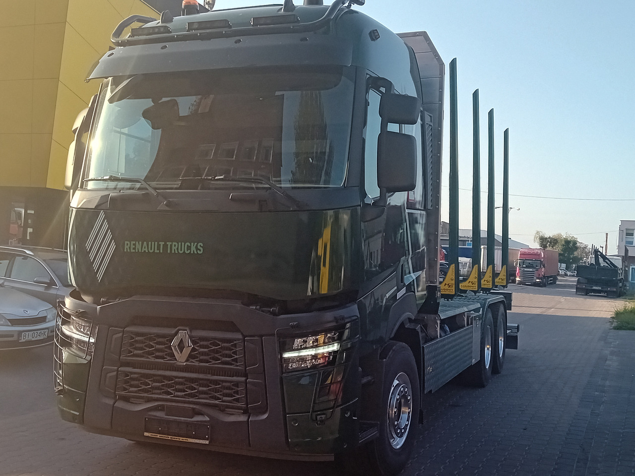 Timber truck for transportation of timber Hydrofast C Renault Truck P6x4 13 L E6 green: picture 7