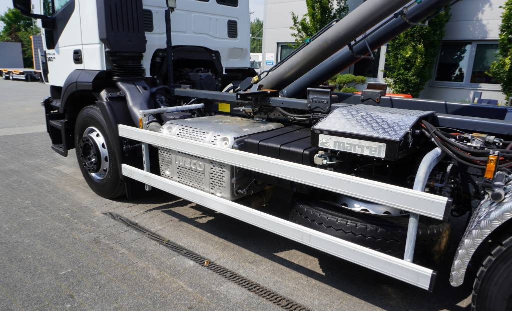 Hook lift truck Iveco Stralis 360 E6 6×2 / MARREL 20t hooklift: picture 21