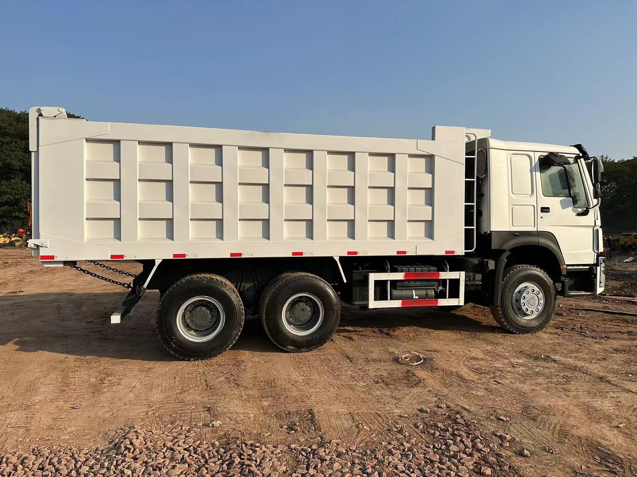 Tipper for transportation of silos SINOTRUK HOWO 371 6x4: picture 4