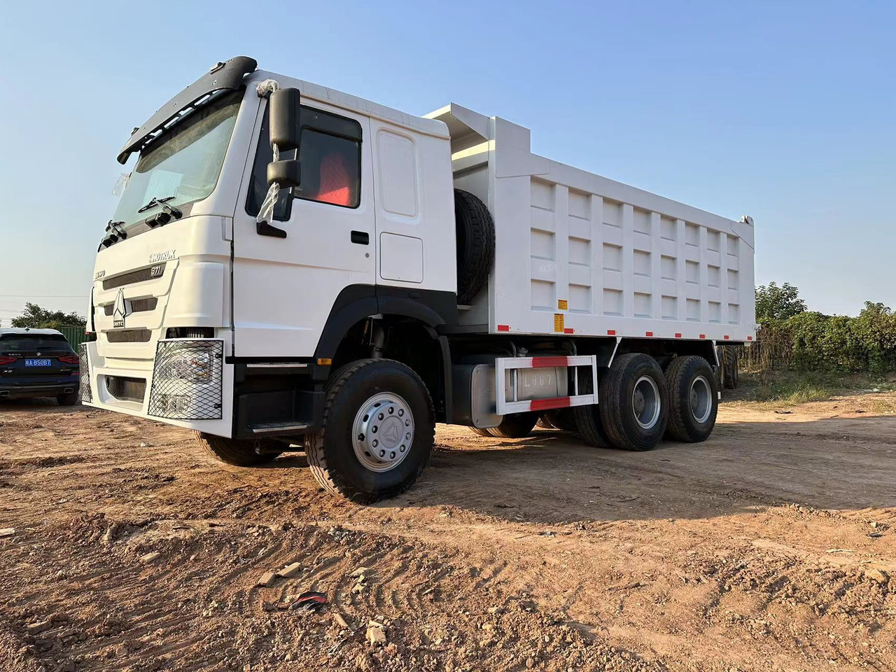 Tipper for transportation of silos SINOTRUK HOWO 371 6x4: picture 2