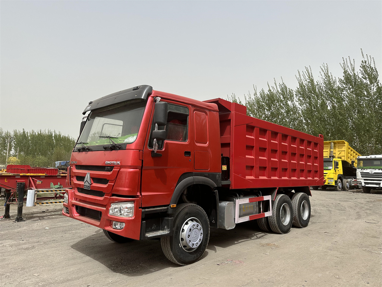 Tipper for transportation of silos SINOTRUK HOWO 371 Dump Truck: picture 3