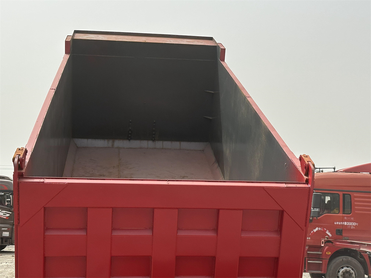 Tipper for transportation of silos SINOTRUK HOWO 371 Dump Truck: picture 9