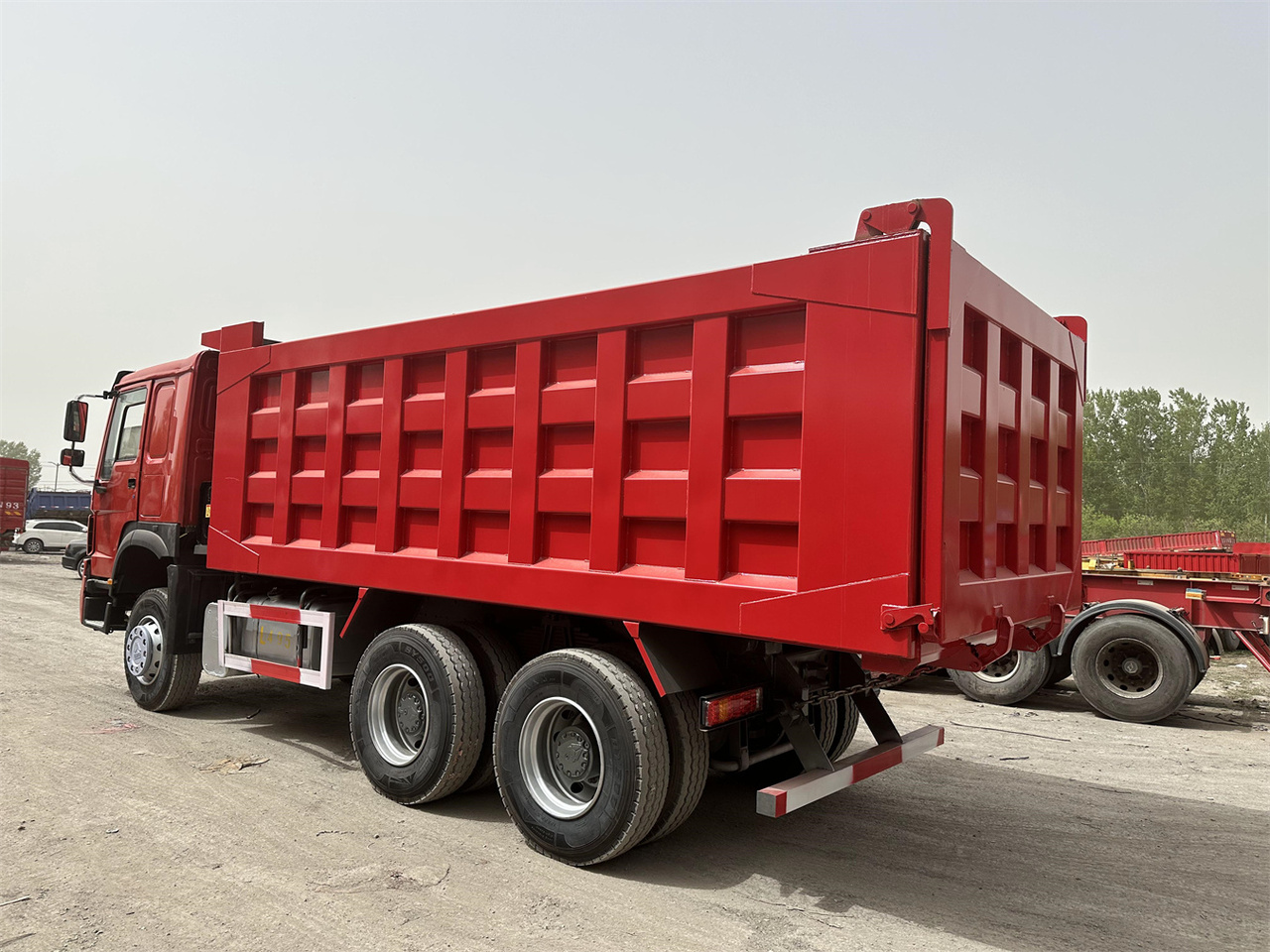 Tipper for transportation of silos SINOTRUK HOWO 371 Dump Truck: picture 6