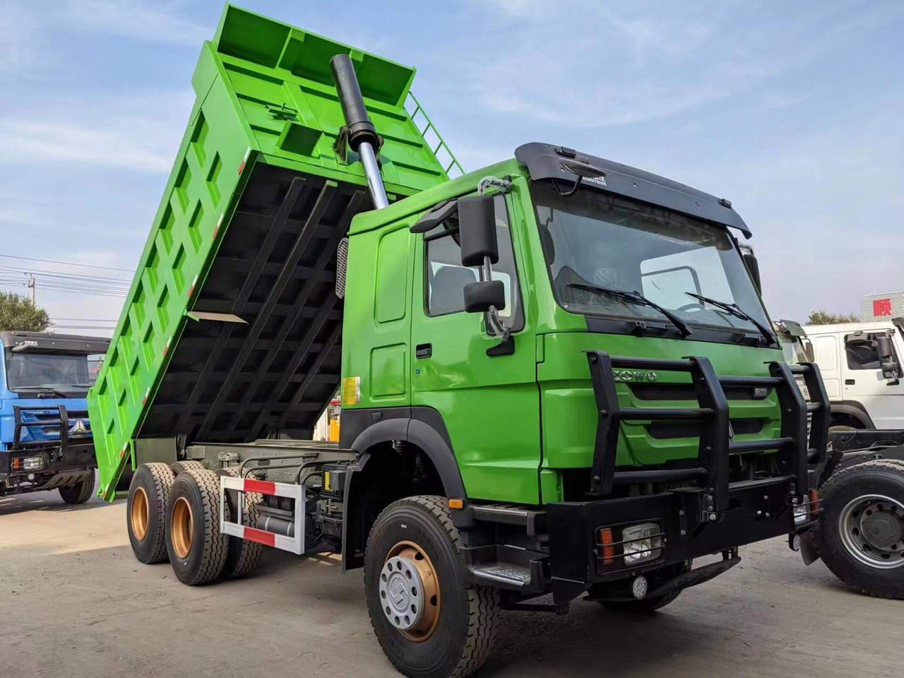 Tipper SINOTRUK HOWO 6x4 drive tipper lorry China 10 wheeler dump truck with bumper: picture 4