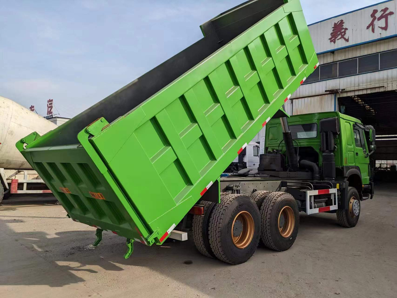 Tipper SINOTRUK HOWO 6x4 drive tipper lorry China 10 wheeler dump truck with bumper: picture 6