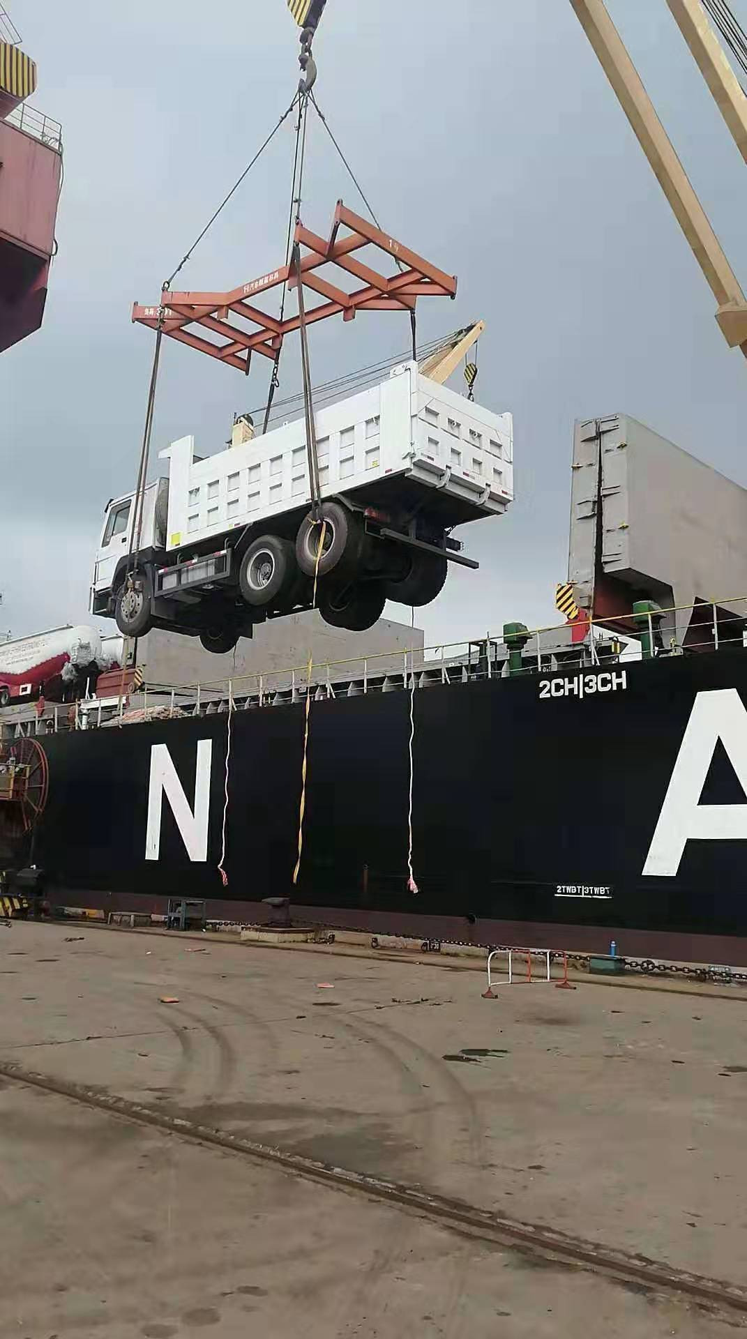 Shandong Guhong Auto Industrial CO., LTD - Trucks SINOTRUK HOWO - loader crane undefined: picture 4