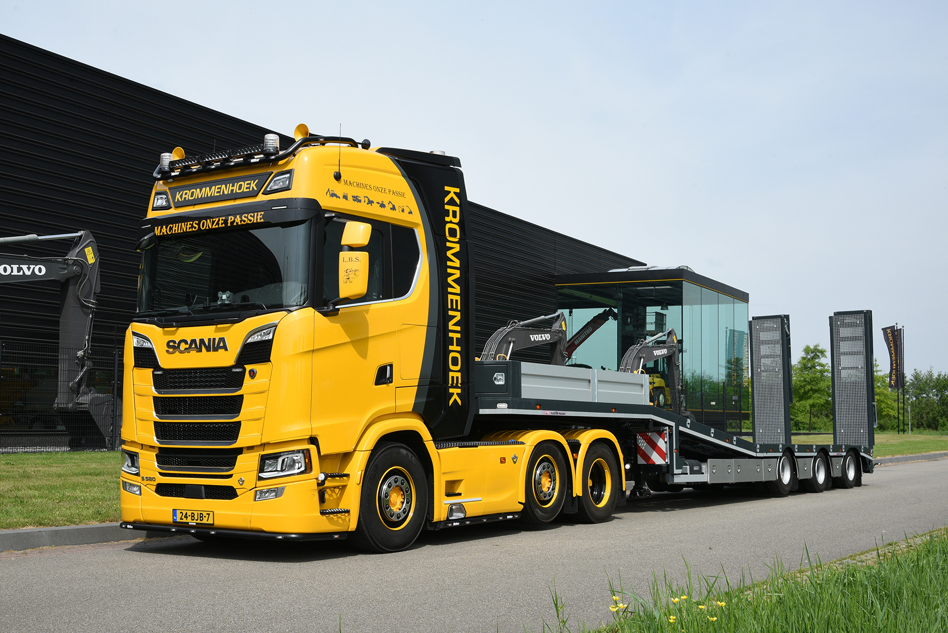 Handelsonderneming Krommenhoek BV - Construction machinery CATERPILLAR 216 undefined: picture 1