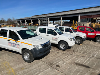 Pickup truck TOYOTA Hilux: picture 2