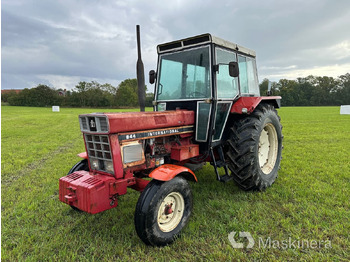 Farm tractor INTERNATIONAL
