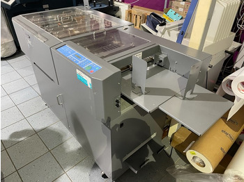 Paper cutting machine
