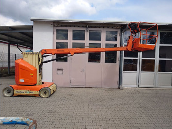 Vertical mast lift JLG