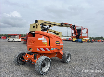 Articulated boom JLG