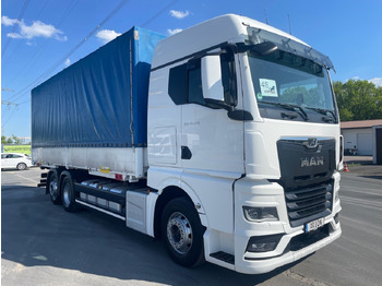 Curtainsider truck MAN TGX
