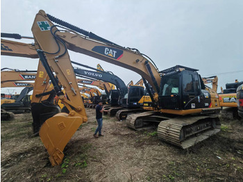 Crawler excavator CATERPILLAR 320D2: picture 3