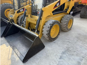 Skid steer loader CATERPILLAR 226B: picture 4