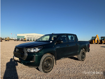 Pickup truck TOYOTA Hilux