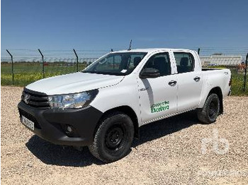 Pickup truck TOYOTA Hilux