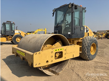 Compactor CATERPILLAR