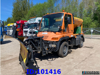 Snow removal vehicle UNIMOG U300
