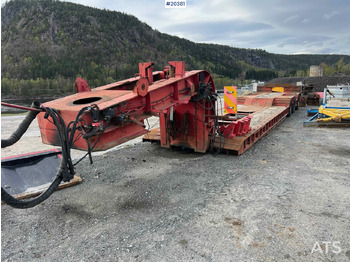 Low loader semi-trailer